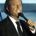 Julio Iglesias est honnête sur sa paternité : « un bon père fait beaucoup de choses, emmène les enfants à l'école, leur demande des leçons, je n'ai jamais fait ça de ma vie (…) c'était mon temps, c'était ma vie et grâce à ce temps, maintenant ils ont le temps nécessaire »