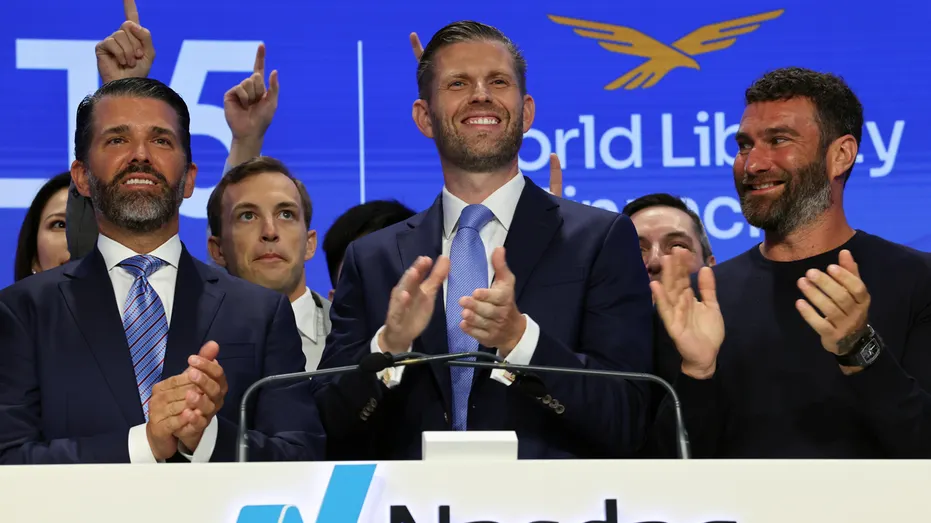Eric Trump (au centre), le nouveau directeur du conseil d'administration d'ALT5 de World Liberty Financial, est rejoint par son frère et observateur du conseil d'administration d'ALT5, Donald Trump Jr. (à gauche), Zach Witkoff (au centre à gauche), cofondateur et PDG de World Liberty Financial, et Zak Folkman (à droite).