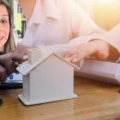 Laura Lobo del Dedo, avocate, sur le fait de ne pas vendre une maison familiale héritée vide : « C'est une décision qui est juridiquement et économiquement illogique »