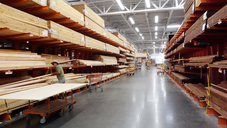 Un client fait ses courses dans la section bois d’œuvre d’un magasin Home Depot