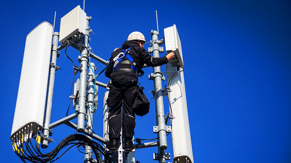 Grimpeur de tour américain travaillant sur une tour de téléphonie cellulaire