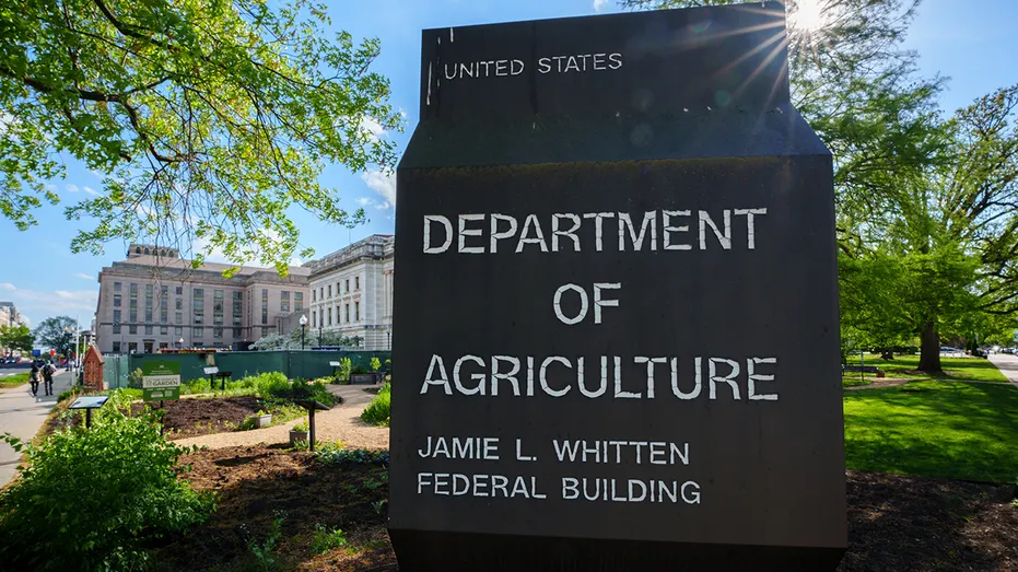À l'extérieur du bâtiment de l'USDA.
