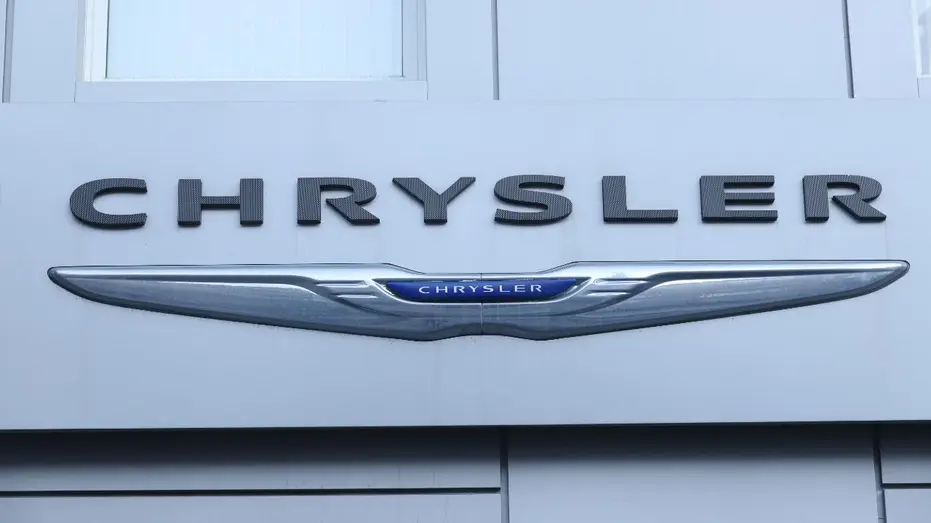 Logo Chrysler sur la concession