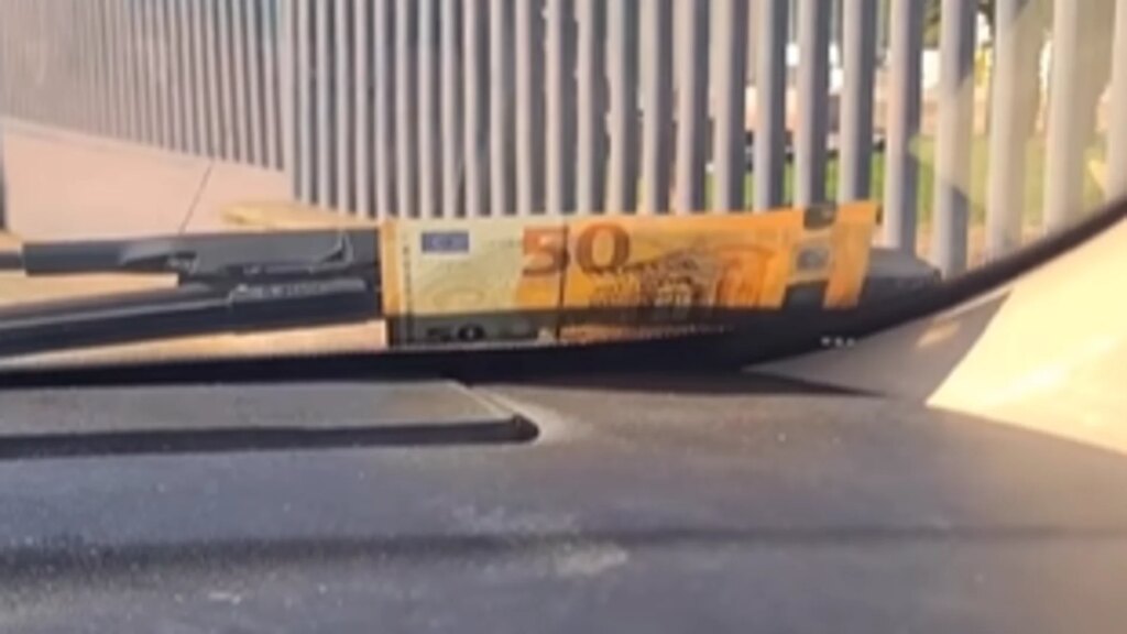 Si vous trouvez une facture sur le pare-brise de votre voiture, sachez qu'il ne s'agit pas d'un cadeau et comment agir.