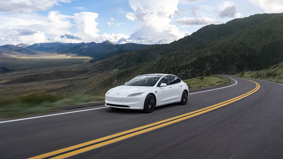 Une berline Tesla Model 3.