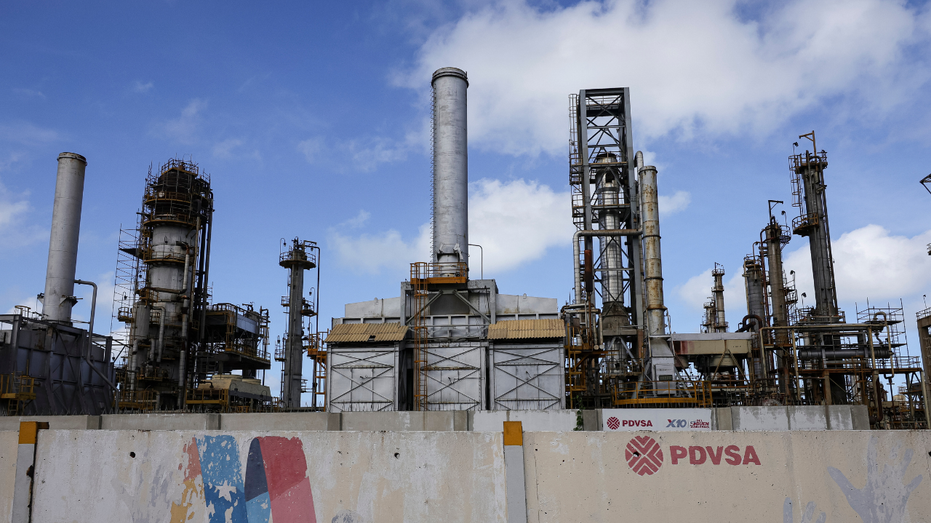 Une vue extérieure d’une raffinerie de pétrole vénézuélienne.