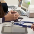 Un avocat spécialisé en invalidité permanente et en négligence médicale explique la véritable raison pour laquelle l'INSS refuse 80% des demandes
