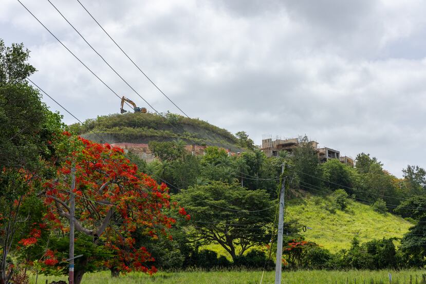 Sur la photo, une construction sur une colline près de la réserve marine de Tres Palmas, à Rincón.
