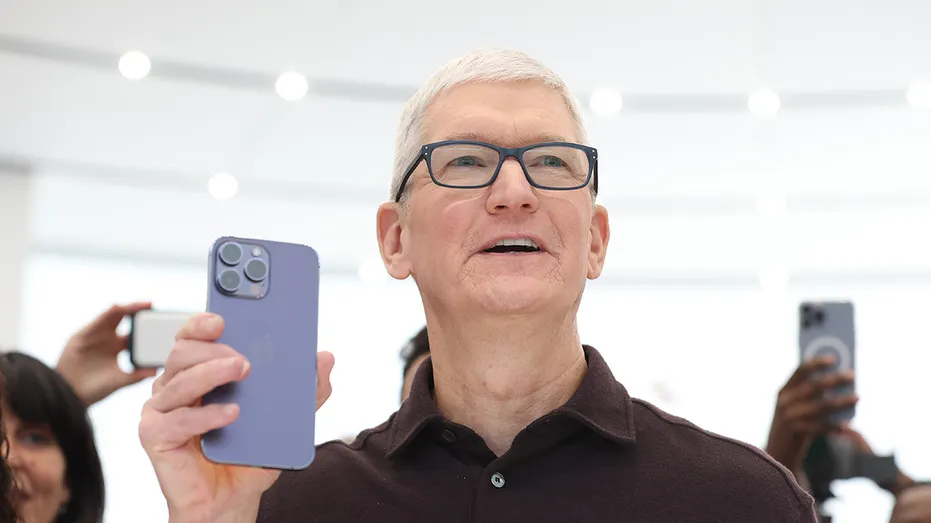 Tim Cook tenant un iPhone