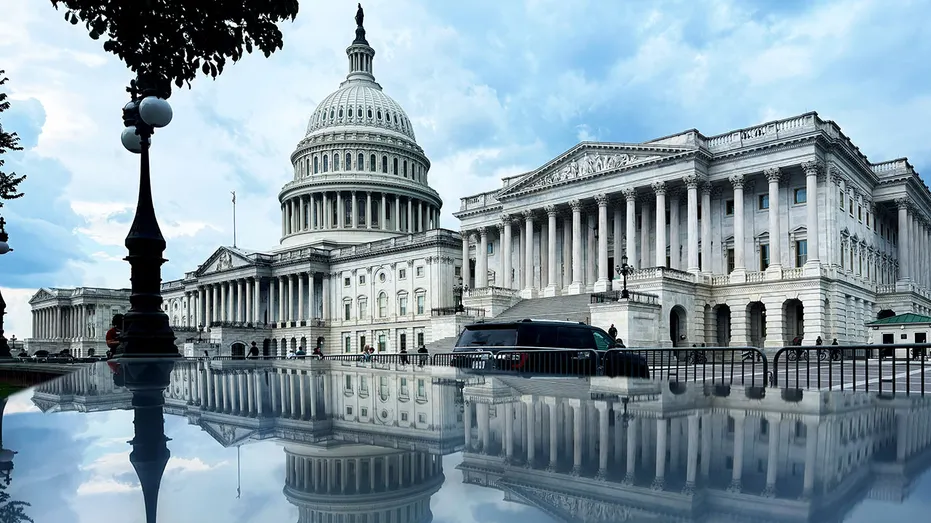 Le reflet du Capitole américain après une tempête de pluie.