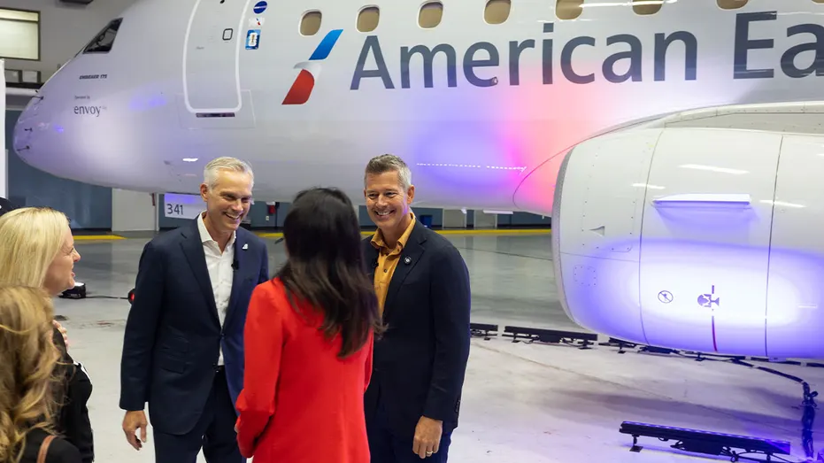Le PDG d'American Airlines, Robert Isom, assiste au dévoilement d'un avion à l'aéroport de Dallas Fort Worth