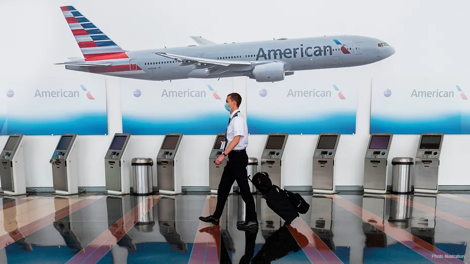 Un employé d'American Airlines traverse un aéroport.
