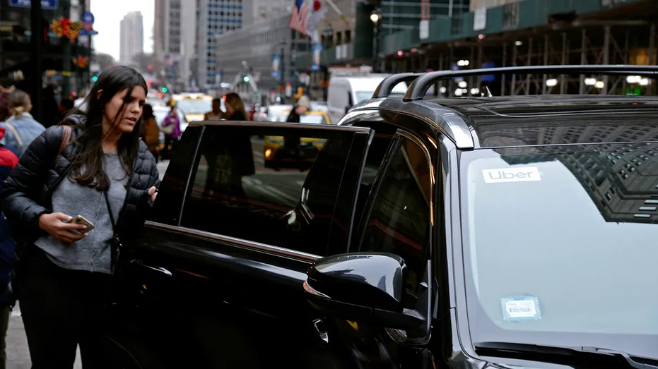 Un passager entre dans une voiture Uber