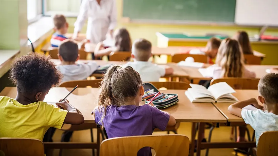 Enfants apprenant dans une salle de classe