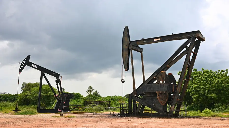 Des vérins pétroliers opérant dans un champ près du lac Maracaibo au Venezuela.