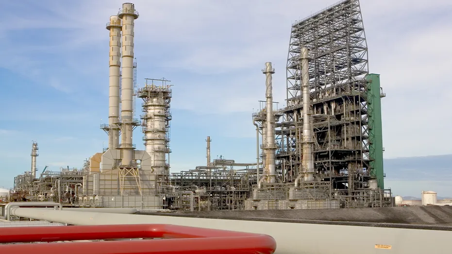 Des équipements industriels de traitement du pétrole et des réservoirs de stockage se trouvent dans l'usine de valorisation du pétrole lourd de Cerro Negro.
