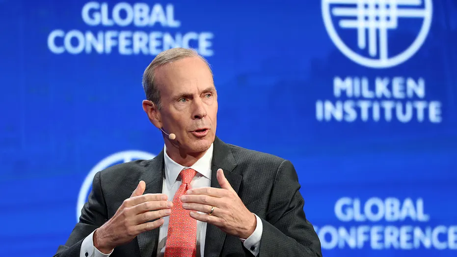 Le PDG de Chevron, Mike Wirth, prend la parole lors d'un événement