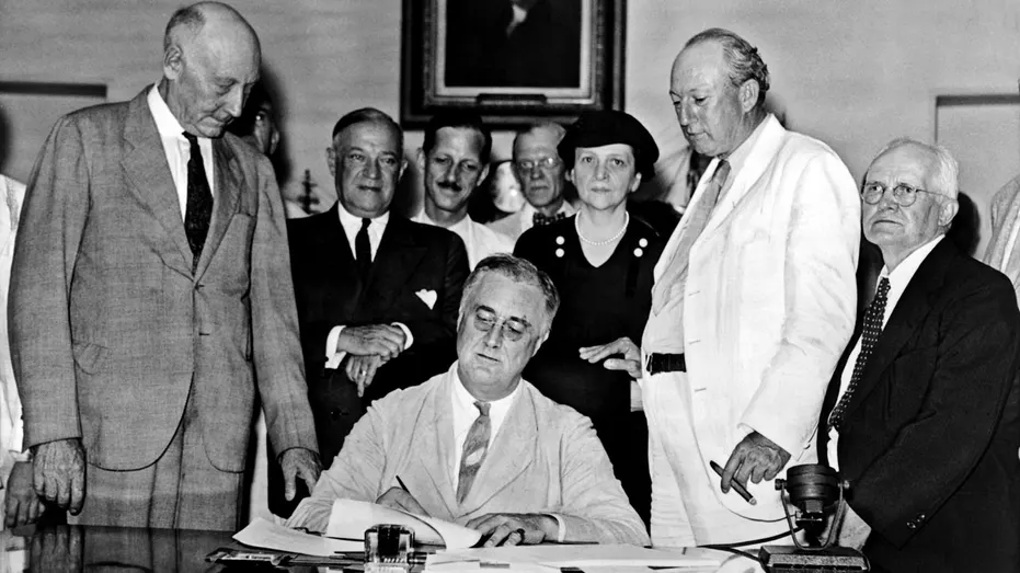 Franklin D. Roosevelt signe la loi sur la sécurité sociale en 1935.