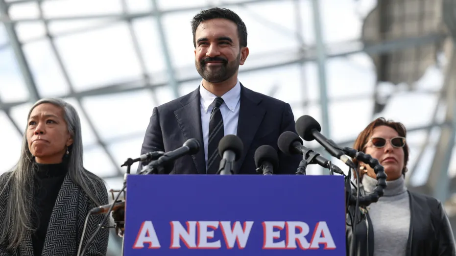 Zohran Mamdani, maire élu de la ville de New York, s'exprime sur un podium.