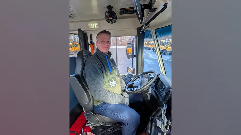 Kurtis Kotes est assis sur le siège conducteur d'un autobus scolaire d'East Greenbush.