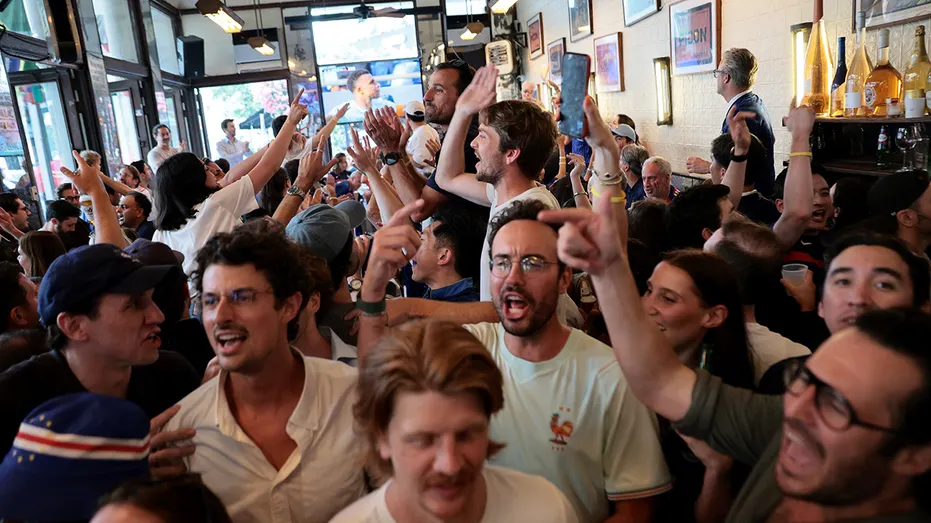 Les supporters français célèbrent un but lors d'un avril à New York