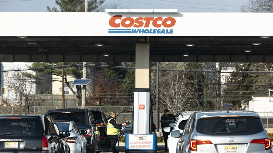 Des voitures font la queue dans une station-service Costco à Bayonne, New Jersey, États-Unis, le samedi 9 décembre 2023. Costco Wholesale Corp. devrait publier ses résultats le 14 décembre. Photographe : Angus Mordant/Bloomberg via Getty Images