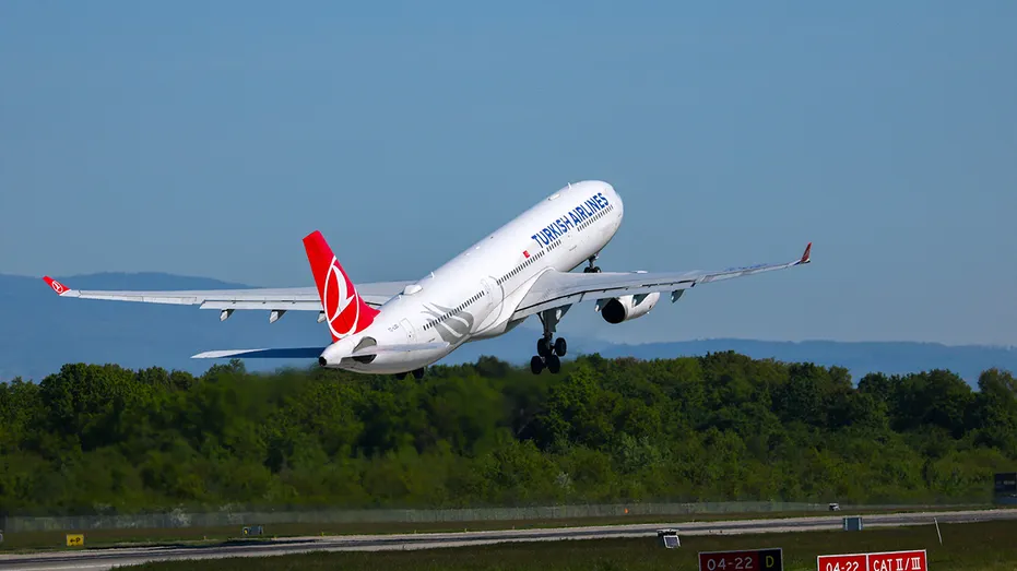 Un avion de Turkish Airlines décolle d'un aéroport