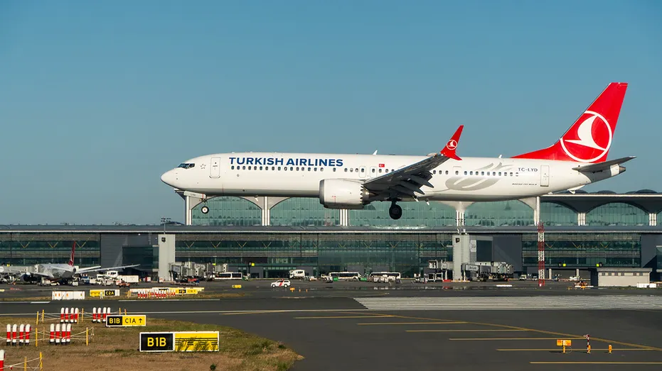 Un avion de Turkish Airlines atterrit dans un aéroport