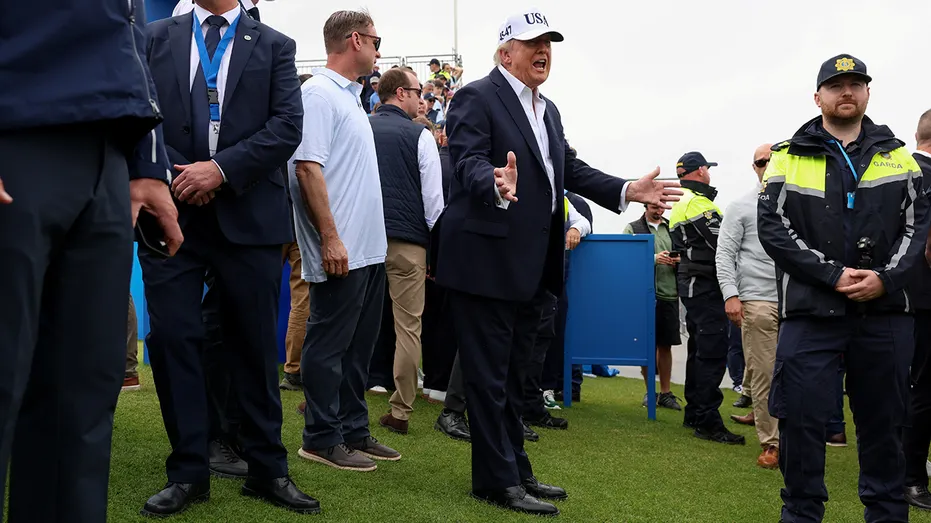 Donald Trump fait des gestes avec ses mains en parlant