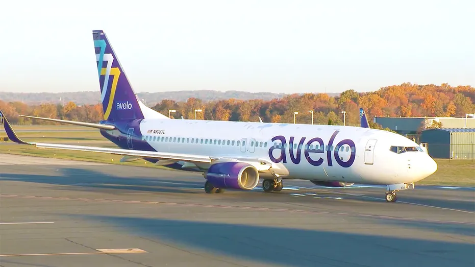 Un avion d'Avelo Airlines stationné sur le tarmac d'un aéroport.