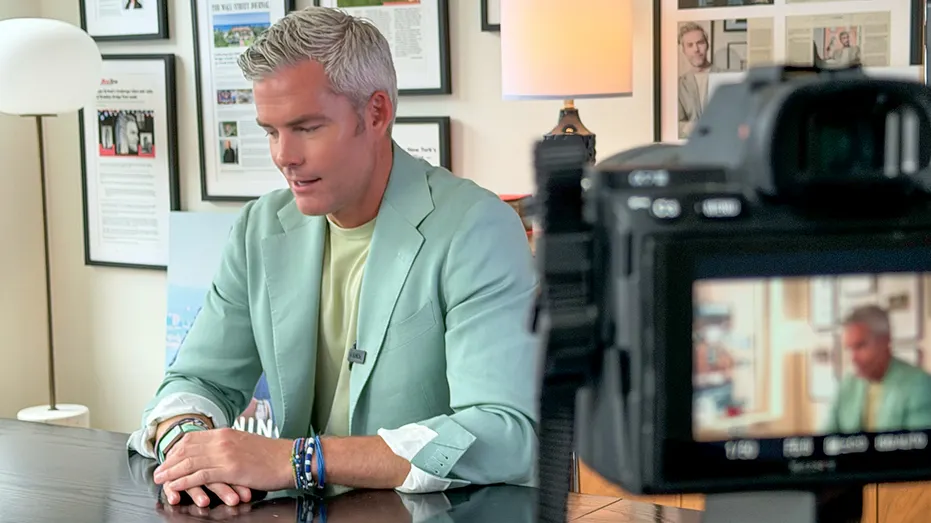 Ryan Serhant donne une interview devant la caméra