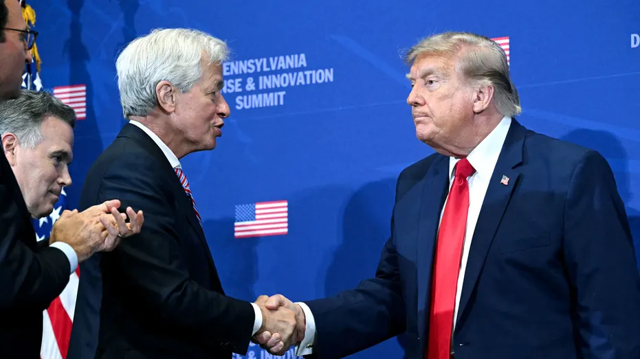 Jamie Dimon serre la main du président Donald Trump.