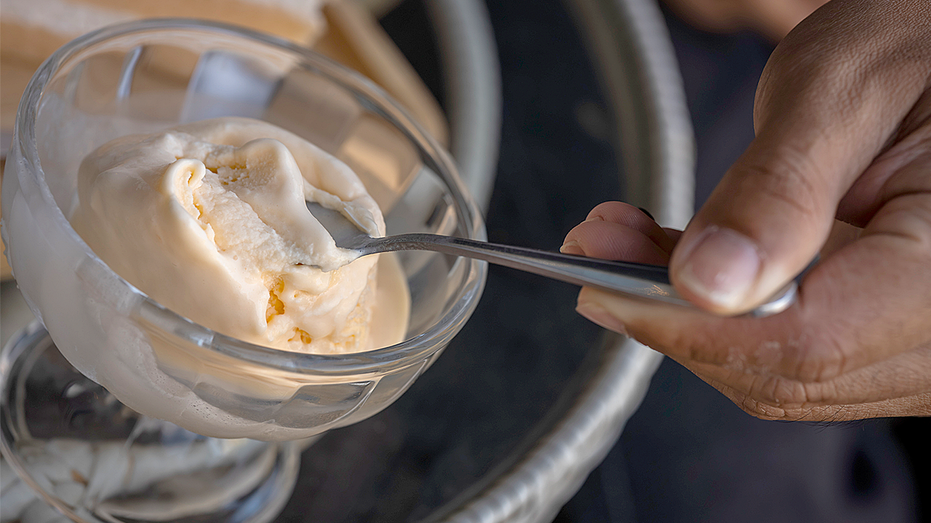 Homme mangeant un dessert glacé dans un bol