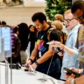 L'iPhone 18 d'Apple est mis en vente alors que les clients font la queue dans les magasins du monde entier