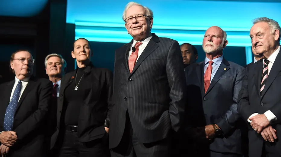 Warren Buffett sur scène avec un groupe de philanthropes.