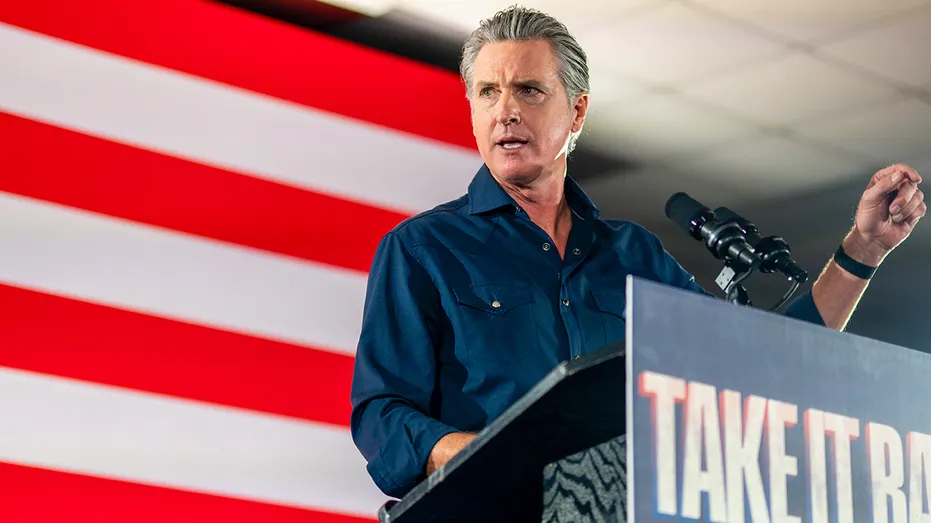Le gouverneur de Californie, Gavin Newsom, prononce un discours