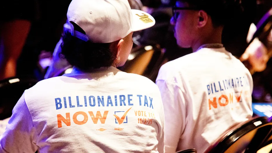 Les participants portent "Taxer les milliardaires maintenant" chemises