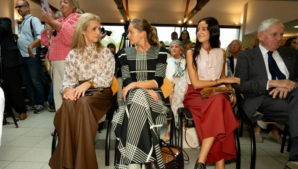 L'infante Elena, Irene Urdangarin et Victoria Federica de Marichalar parmi le public