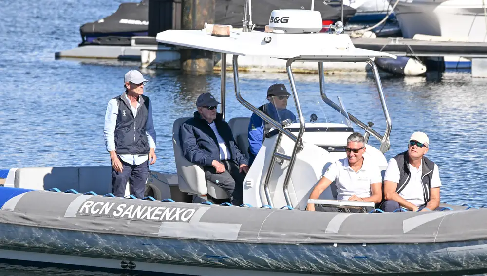 Le roi Juan Carlos navigue avec les Zuritas à Sanxenxo