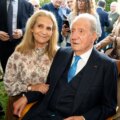 Le roi Juan Carlos Ier reçoit un prix à Paris entouré de l'infante Elena et de ses petites-filles, Victoria Federica et Irene Urdangarin