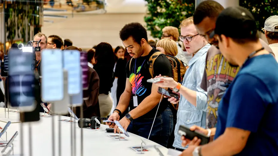 Clients dans le magasin phare d'Apple à New York.