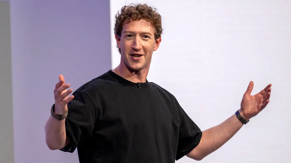 Le PDG de Meta, Mark Zuckerberg, monte sur scène pour présenter du nouveau matériel lors d'un événement d'entreprise.