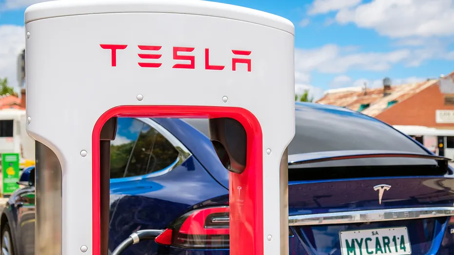 Tesla Supercharger et voiture Tesla Model X