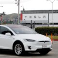 Tesla Full Self-Driving a dépassé à plusieurs reprises les limites de vitesse et a tenté de dépasser un cycliste interdit lors d'un test en Belgique