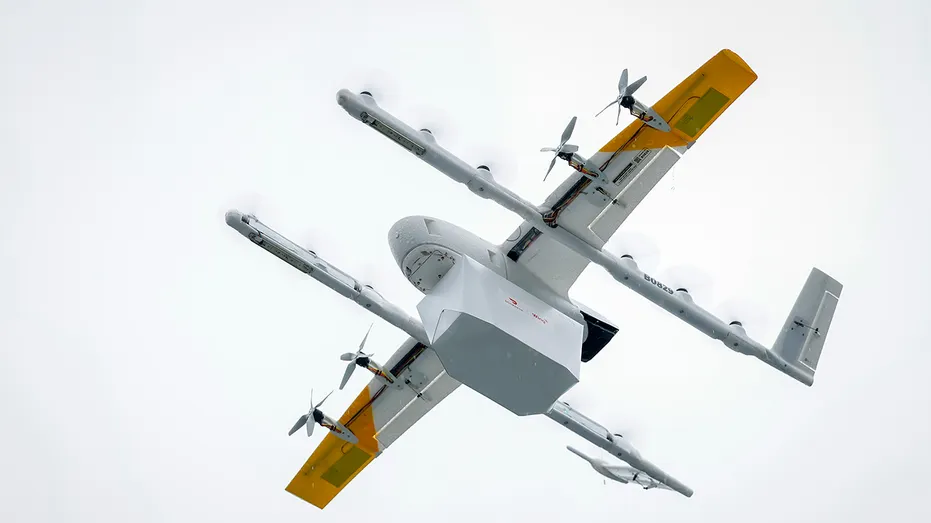 Un drone Wing exploité via DoorDash vole depuis un magasin Lowe's