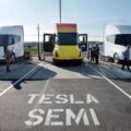 Tesla commence à livrer des semi-remorques à ses clients après des années de retard