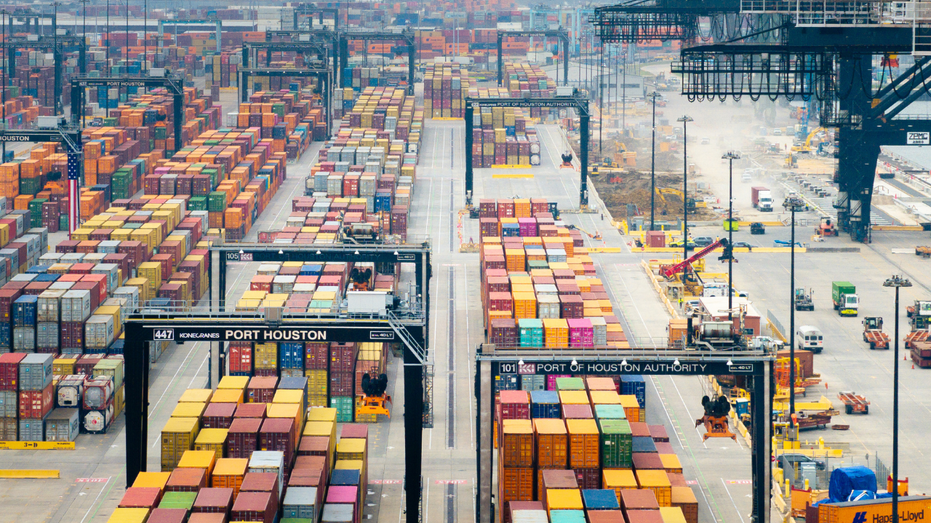 Une vue aérienne des conteneurs maritimes au port de Houston