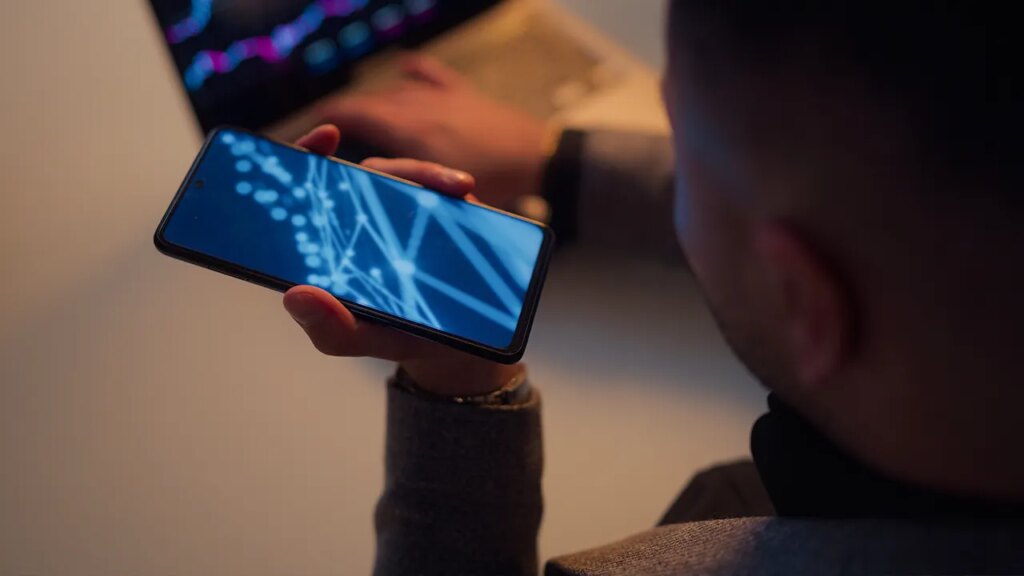 Les grandes entreprises d’IA réclament des mesures de sécurité tandis que les critiques préviennent que la réglementation pourrait étouffer l’innovation