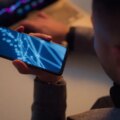 Les grandes entreprises d’IA réclament des mesures de sécurité tandis que les critiques préviennent que la réglementation pourrait étouffer l’innovation