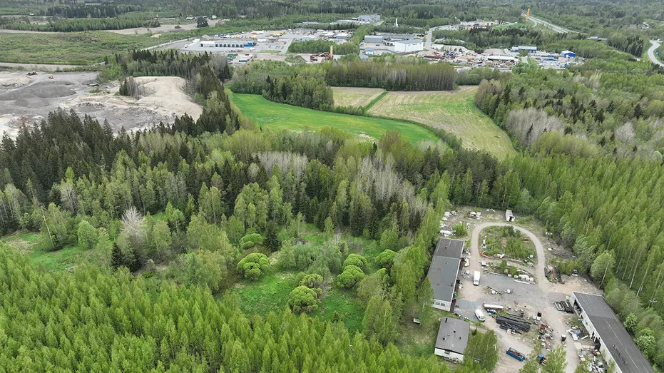 Vue par drone d'un centre de données d'IA en Finlande.